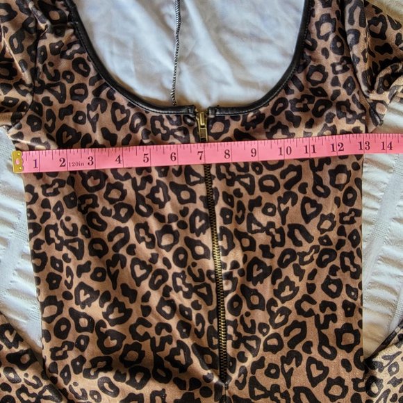 Spirit Halloween Adult Cheetah Catsuit Costume - Picture 5 of 9